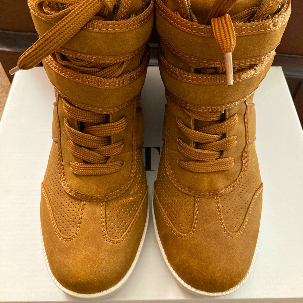 EUC suede sneaker wedges, padded insole in original box. beautiful fall shade🍂